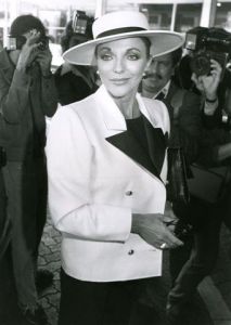 Joan Collins, Hollywood 1985.jpg